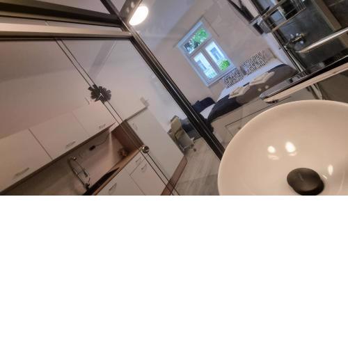 Cozy Studio w Floor Heating, Queen Bed & 55" TV