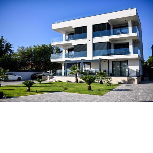 CROWONDER Superior Apartments & Rooms OAZA with heated Swimming Pool and Sauna
