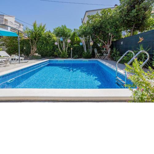 Dalmatian with pool and garden 230m2 for 1-4 people 15 min from the old town of Split