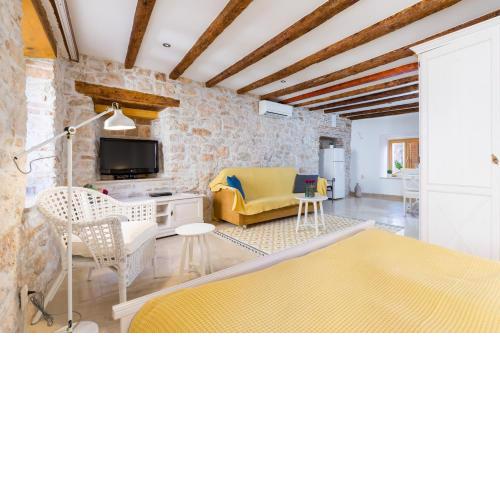 DeAmicis Studios by Irundo