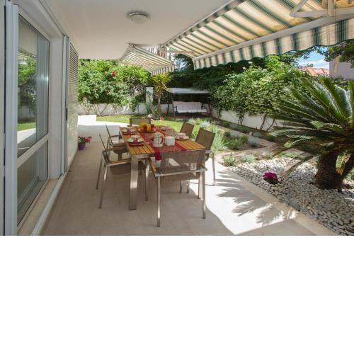 Deluxe apartment Lea with large garden