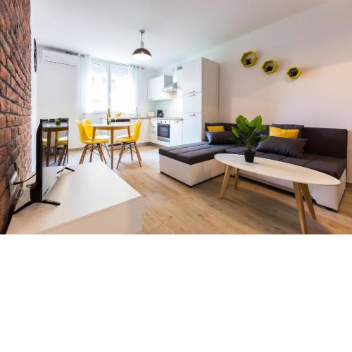 Deluxe Apartment near the Bridge