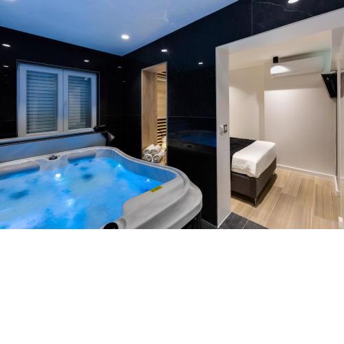 Downtown Marcius Luxury Apartment with Jacuzzi & Sauna