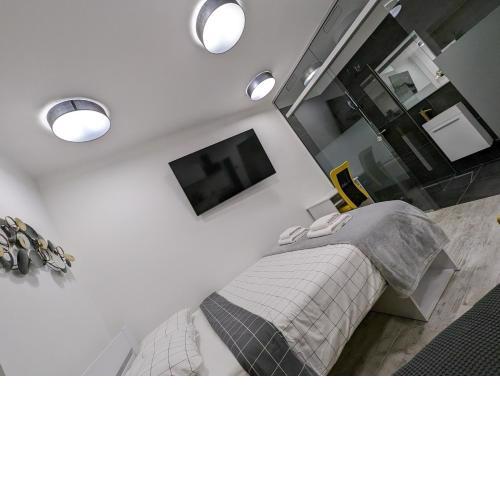 Eight Lamps, Floor Heating & See Through Bath