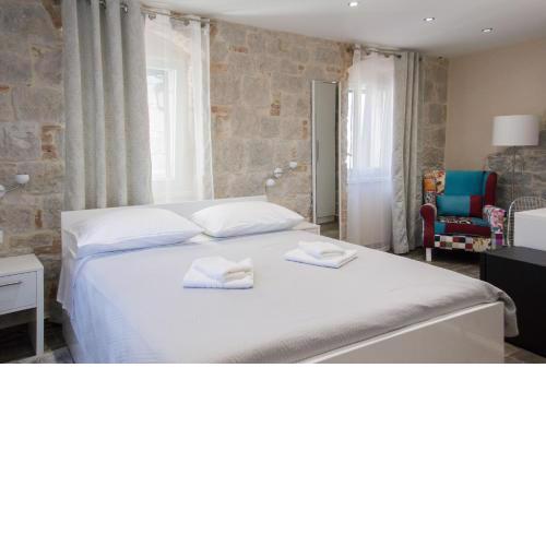 Elegant Residence Rooms & Apartments