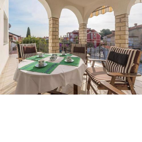 Elegant two-bedroom apartment with terrace in Rovinj