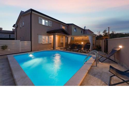 Elegantes Familienhaus mit privatem Pool