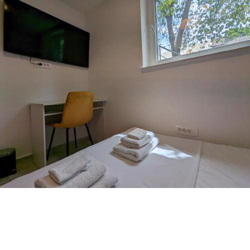 Elephant-In-A-Room w Floor Heating & 50'' TV