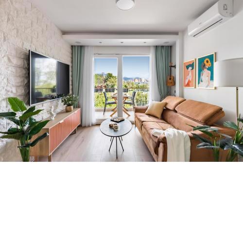 Exquisite Couples Delight with free bikes & parking