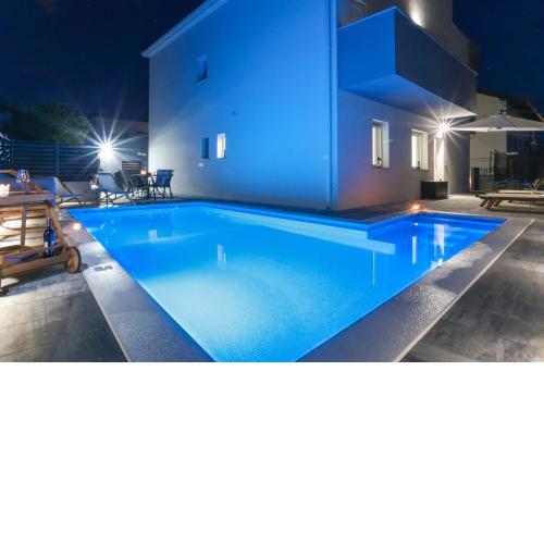 Family friendly apartments with a swimming pool Kastel Kambelovac, Kastela - 16162