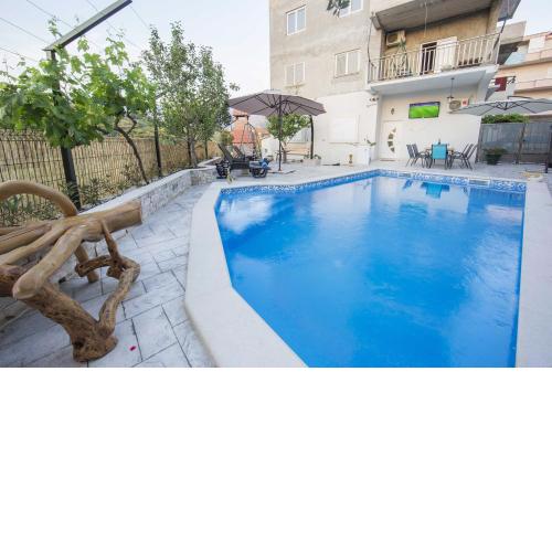 Family friendly apartments with a swimming pool Split - 14203