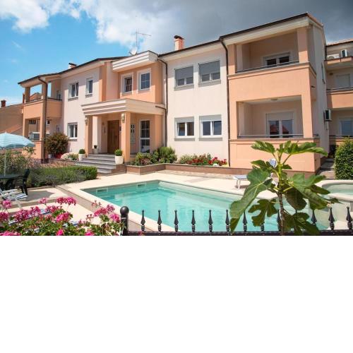 Family friendly apartments with a swimming pool Vinkuran, Pula - 15736