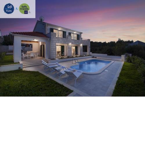 Family Villa Makarac with private pool near the sea