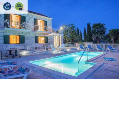 Family Villa Vjeka with private pool and large garden