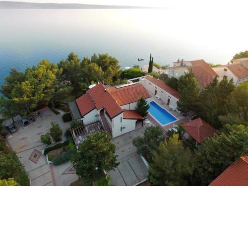 Fantastic holiday home with amazing garden private pool directly on the beach
