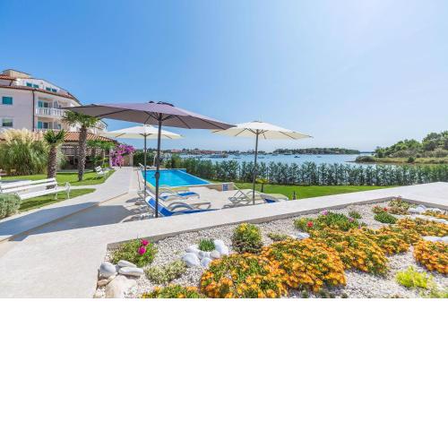 Fewo direkt am Wasser mit 2 Pools, Klima, WLAN und tollem Meerblick