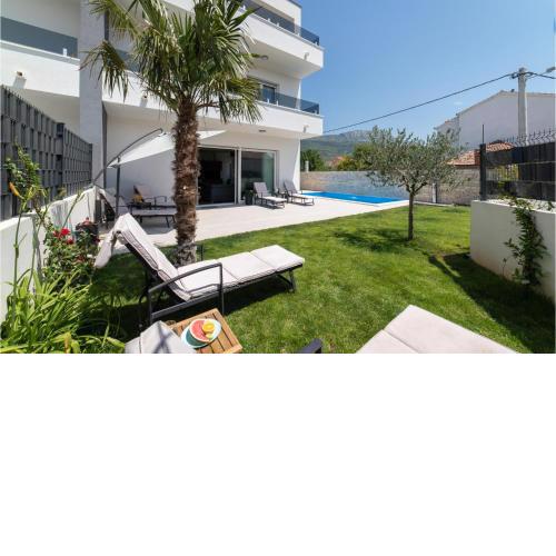 Five-Bedroom Holiday Home in Kastel Luksic