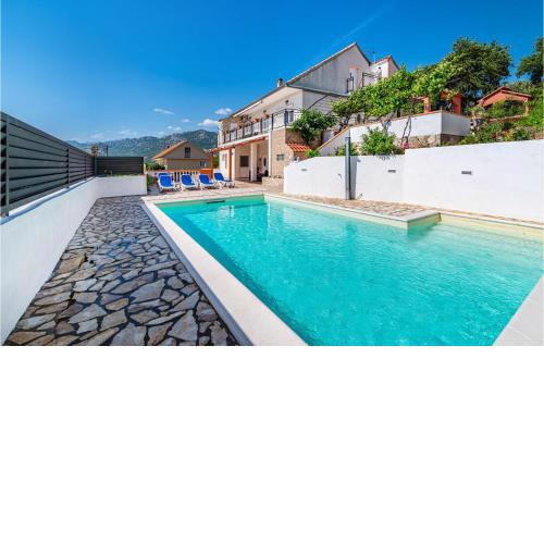 Five-Bedroom Holiday Home in Rovanjska