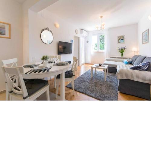 Flora three bedroom apartment near beach