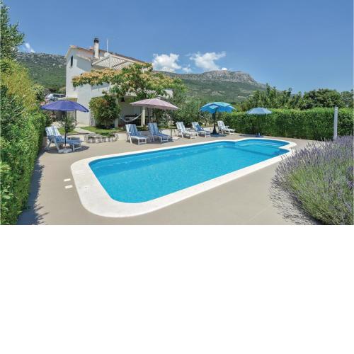 Four-Bedroom Apartment Kastel Luksic with Sea View 06