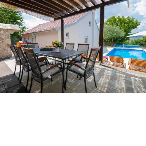 Four-Bedroom Holiday Home in Glavina Donja