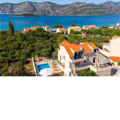 Four-Bedroom Holiday Home in Kneze