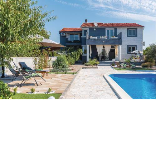 Four-Bedroom Holiday Home in Skradin-Dubavice