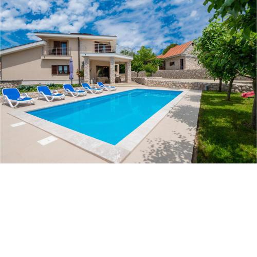 Four-Bedroom Holiday Home in Vinjani Gornji