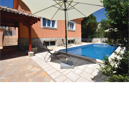 Four-Bedroom Holiday home Split with an Outdoor Swimming Pool 02
