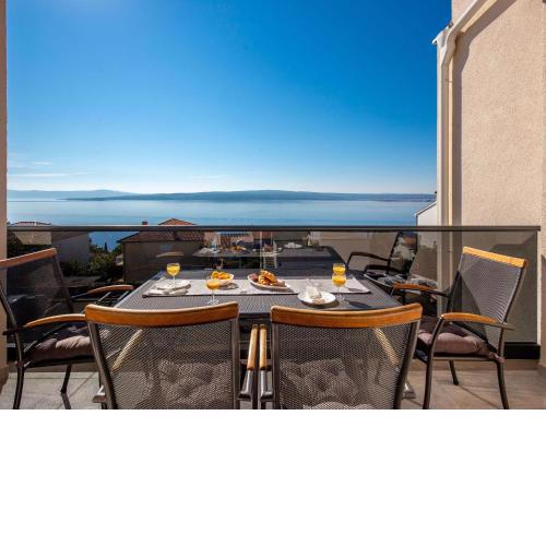 Gorgeous home with swimming pool and Jacuzzi Sea view
