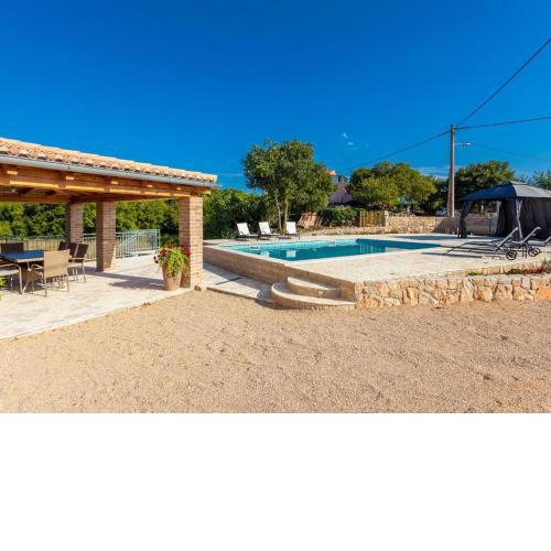 Gorgeous villa in Malinska with private pool