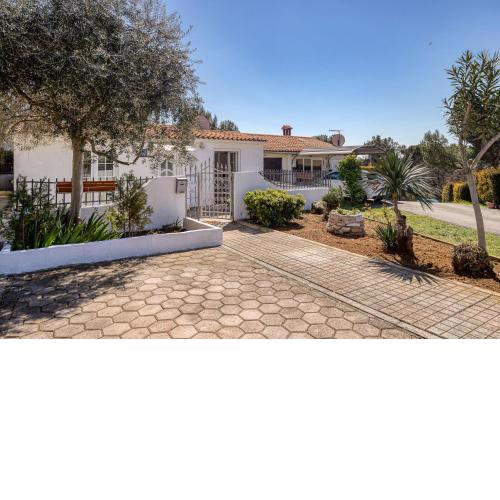 Guest house Ivana 300m from the beach