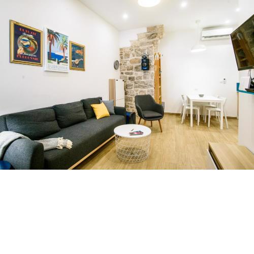 Hidden Gem Old Town Apartment by DuHomes