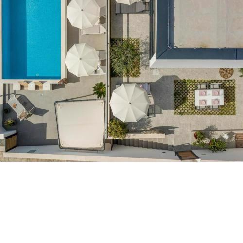 Holiday home Lolina,sea on a palm! HEATED POOL