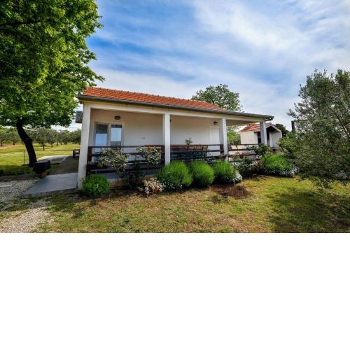 Holiday house in the middle of nature AE1558