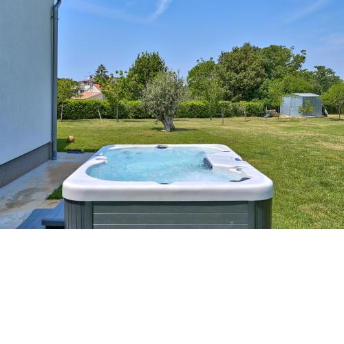 Holiday house Mirna with swimming pool and jacuzzi