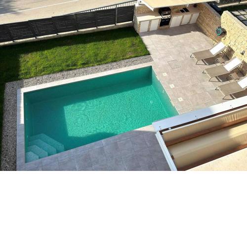 Holiday house NiRi with a heated outdoor pool /BBQ