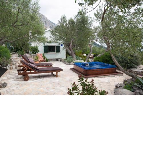 House Davor a holiday house in Makarska, jacuzzi