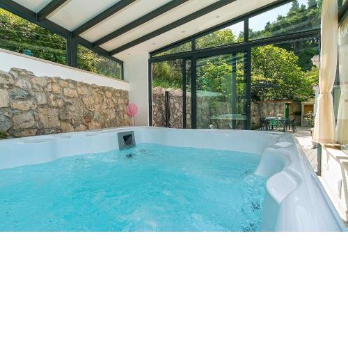 House Mario in Podgora, jacuzzi