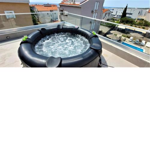 House MEI with jacuzzi, Novalja
