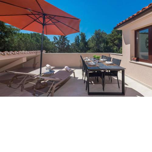 JUST RENOVATED stylish 2 bedrooms apartment only a few steps from the beach!