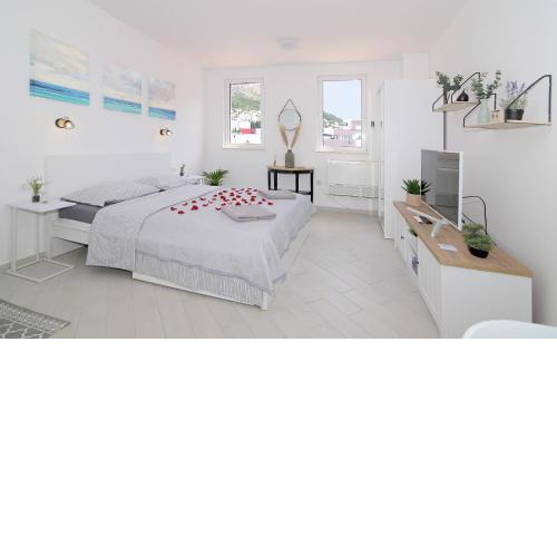 Kenova studio apartment