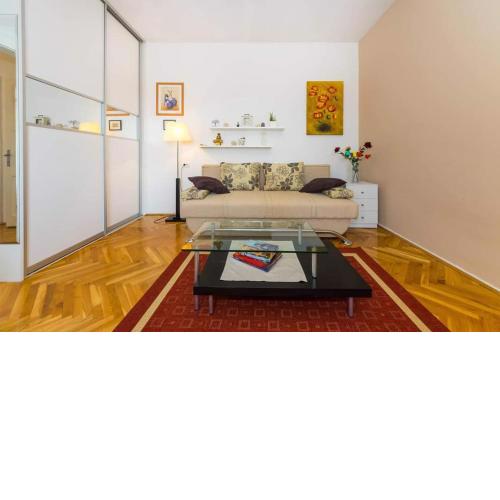 Kolovare Beach Apartment & free parking