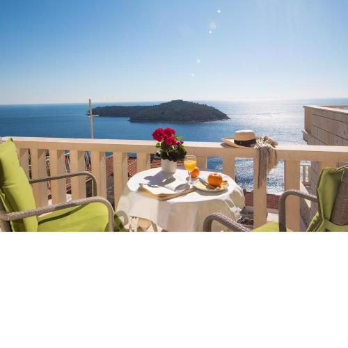 Lacroma Apartments