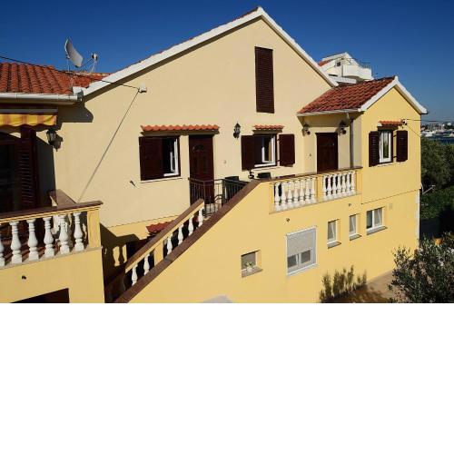 Lanterna Puntamika apt. near beach