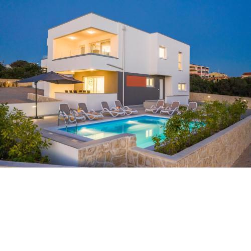 Lejla, sea view apartment with pool
