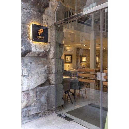 Leonis Restaurant & Rooms