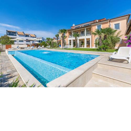 Liebenswerte Fewo direkt am Meer mit 2 Pools, Klima, WLAN, Außendusche, Terrasse, Grill und Parkplatz