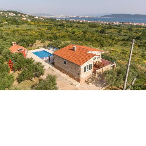Lola - privacy, pool & view