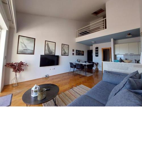 Lovely 3-bedroom loft & free parking on premises